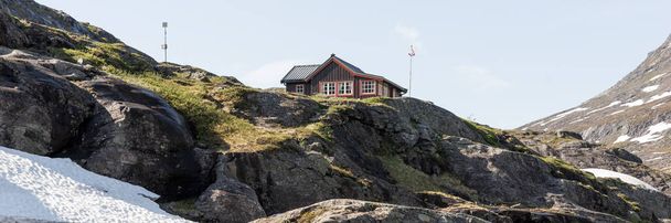 Παραδοσιακό ξύλινο σπίτι στα βουνά της Νορβηγίας. Πανόραμα - Φωτογραφία, εικόνα