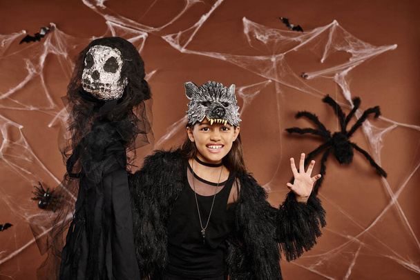 крупным планом девушка в черном испуг и проведение Хэллоуин игрушки, Хэллоуин концепции - Фото, изображение