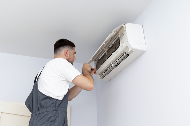 Mies ilmastointi maister vahvistamisesta ilmastointilaite - Valokuva, kuva