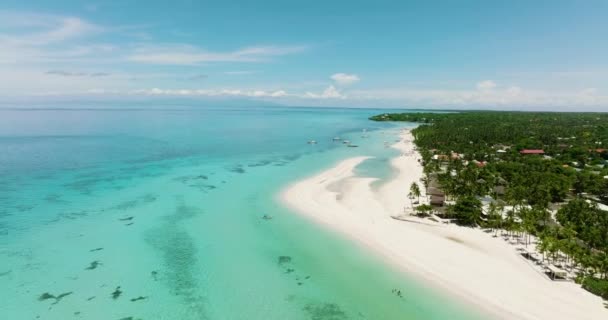 Вид з повітря на тропічний піщаний пляж і блакитне море. Острів Бантаян, Філіппіни. Кота Біч. - Кадри, відео