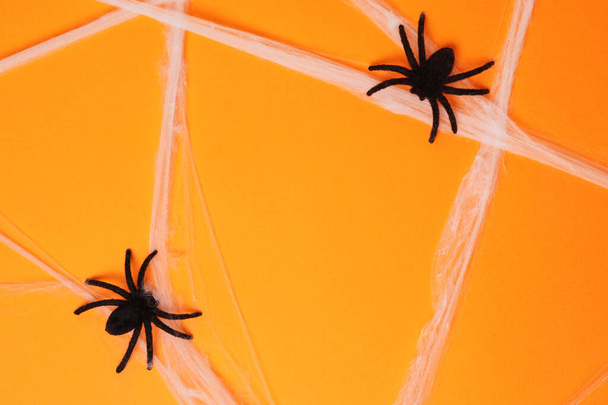 Хэллоуин оранжевый фон с черными пауками, пространство для копирования. Счастливый макет баннера на Хэллоуин - Фото, изображение