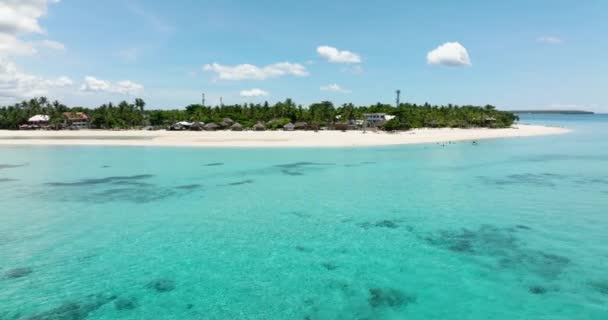 Belle plage de paysage marin avec de l'eau turquoise. Île de Bantayan, Philippines. - Séquence, vidéo