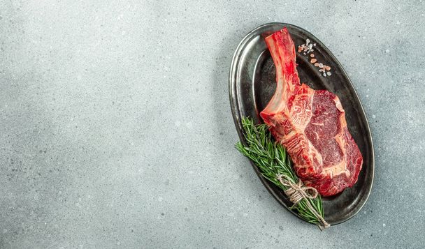 トマホーク・ステーキ。 牛肉の生肉について。 ロングバナーフォーマット。 トップビュー, - 写真・画像