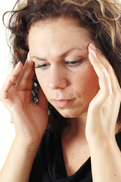 Jovem mulher tem dor de cabeça
 - Foto, Imagem