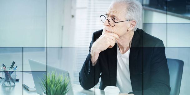 Portrait d'homme d'affaires senior réfléchi avec la main sur le menton, motif géométrique - Photo, image