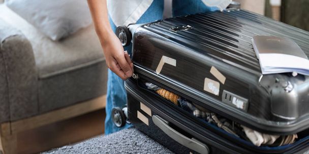 Крупним планом молода азіатка мандрівник пакує сумки, готується до відпустки сезону подорожей, концепція подорожі способу життя активна подорож і подорожі, паспорт. - Фото, зображення