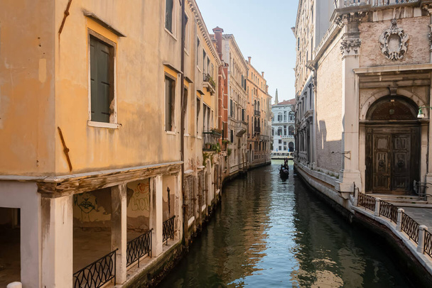 16 Ağustos 2023, Venedik, İtalya. Kanallı şehir caddelerinin güzel manzarası, antik mimari, romantik ruh hali. Avrupa 'da turizm - Fotoğraf, Görsel