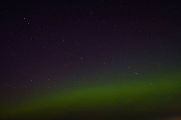 Λετονική νύχτα Sky Green Aurora το φθινόπωρο. Tranquil σκηνή της νύχτας aurora, φωτισμένο πράσινο τοπίο, έναστρο ουράνια ομορφιά. Γαληνός νυχτερινός ουρανός, πράσινη Aurora Illuminating ουράνιο τοπίο - Φωτογραφία, εικόνα