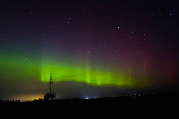 Aurora Verde Cielo Nocturno Letona en otoño. Escena tranquila de aurora nocturna, paisaje verde iluminado, belleza celestial estrellada. Cielo Nocturno Tranquilo, Aurora Verde Iluminando Paisaje Celestial - Foto, imagen
