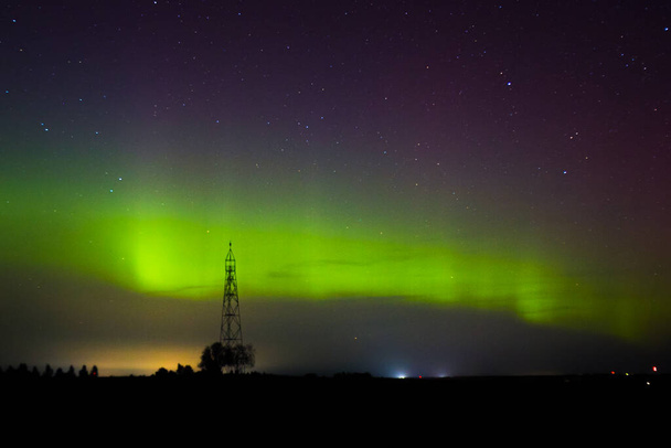 Aurora Verde Cielo Nocturno Letona en otoño. Escena tranquila de aurora nocturna, paisaje verde iluminado, belleza celestial estrellada. Cielo Nocturno Tranquilo, Aurora Verde Iluminando Paisaje Celestial - Foto, imagen