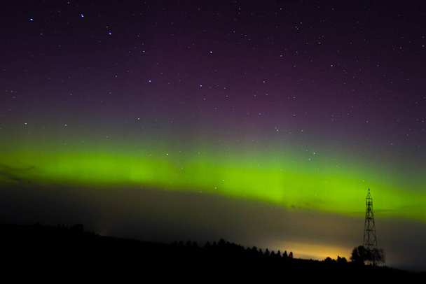 Letse Nacht Hemel Groene Aurora in de herfst. Rustige scène van de nacht aurora, verlicht groen landschap, sterrenhemel schoonheid. Rustige Nacht Lucht, Groene Aurora Verlichtend Hemels Landschap - Foto, afbeelding