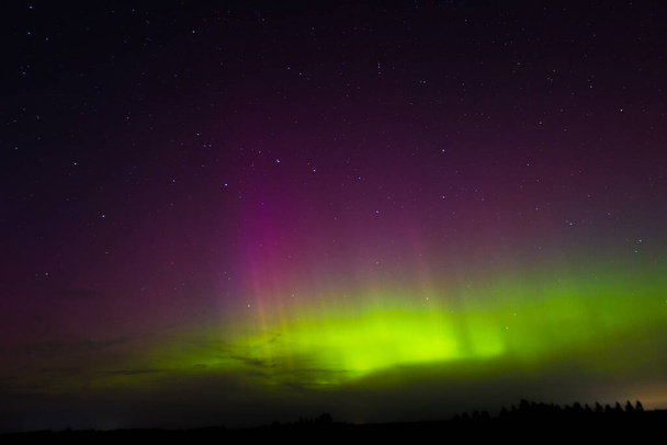 Latvian Night Sky Green Aurora jesienią. Spokojna scena nocnej zorzy polarnej, oświetlony zielony krajobraz, gwiaździste niebiańskie piękno. Spokojne nocne niebo, Zielona zorza polarna oświetlająca niebiański krajobraz - Zdjęcie, obraz