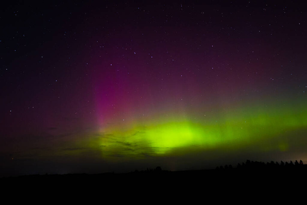 Latvian Night Sky Green Aurora jesienią. Spokojna scena nocnej zorzy polarnej, oświetlony zielony krajobraz, gwiaździste niebiańskie piękno. Spokojne nocne niebo, Zielona zorza polarna oświetlająca niebiański krajobraz - Zdjęcie, obraz