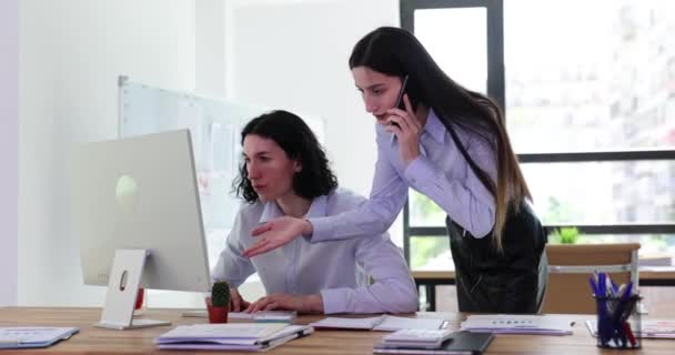 神経質な女性は携帯電話で話し,オフィスでアカリーグとコミュニケーションをとります. オフィスの同僚を支援する - 映像、動画