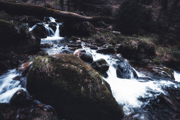 таинственный темный водопад в горах Гарц с камнями - Фото, изображение