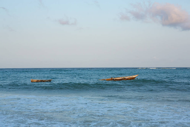 Playa paradisíaca con arena blanca y palmeras. Playa Diani en los alrededores del océano Índico de Mombasa, Kenia. Paisaje foto playa exótica en África - Foto, imagen