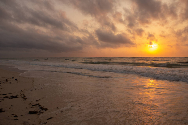 Playa paradisíaca con arena blanca y palmeras. Playa Diani en los alrededores del océano Índico de Mombasa, Kenia. Paisaje foto playa exótica en África - Foto, imagen