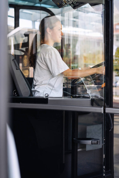 Jeune femme adulte chauffeur de bus de ville, occupation féminine.  - Photo, image