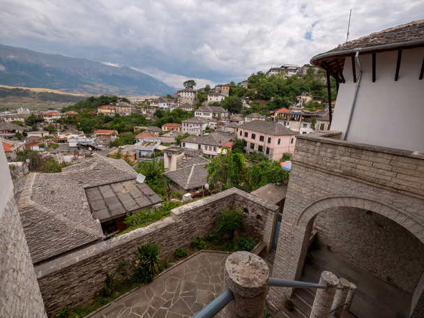 Будинок Ісмаїла Кадаре це місце літературного значення та культурної спадщини, розташоване в мальовничому місті Гірокастер, Албанія. Високоякісна фотографія - Фото, зображення