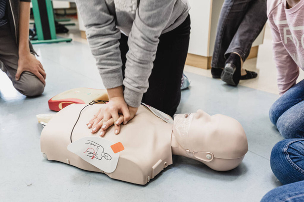 Corso di rianimazione cardiopolmonare di primo soccorso con defibrillatore esterno automatizzato, AED. - Foto, immagini