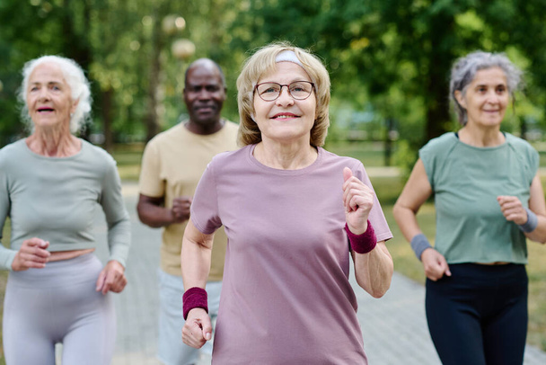Група літніх людей, які бігають разом на свіжому повітрі вранці - Фото, зображення
