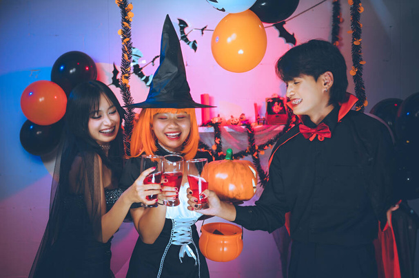 Halloween-Party in einer Bar bei Freunden. Die Leute machen Kostümfantasie sexy, tanzen, Alkohol, trinken, glücklich, lächeln, am besonderen Feiertag von Halloween. Aktivitäten zur Halloween-Feier. - Foto, Bild