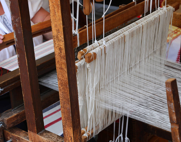 Starożytna drewniana wirująca rama do tkania nici bawełnianych i wełnianych - Zdjęcie, obraz