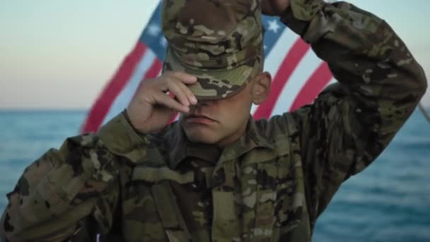 Soldado americano lleva gorra de camuflaje. - Metraje, vídeo
