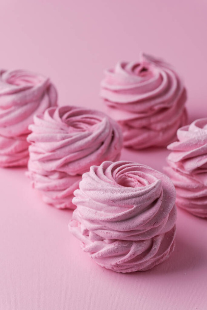 Feche de marshmallow caseiro de baga rosa. Sobremesa Zefir com mousse de groselha vermelha no fundo pastel rosa - Foto, Imagem