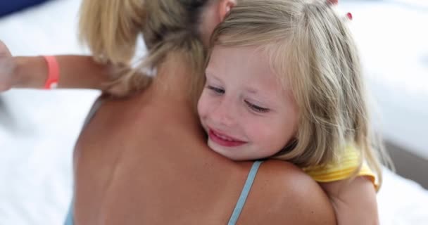 Mamma calmante e abbracciare bambina piangendo a casa 4k film. Sostegno ai genitori nei problemi psicologici del concetto di bambini - Filmati, video