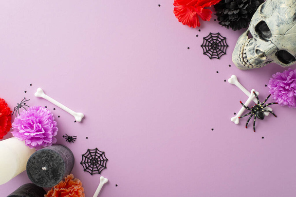Experimente las festividades mexicanas con una imagen de vista superior del cráneo, rodeado de flores, confeti y velas que se mezclan con elementos espeluznantes en lienzo púrpura pastel, dejando espacio para texto o anuncios - Foto, imagen