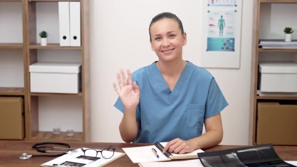 Цифровий лікар охорони здоров'я: з пацієнтськими документами, жінка-лікар махає рукою, розмовляючи епоху онлайн-медицини.  - Кадри, відео