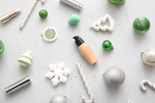 Belas decorações de Natal e produtos de maquiagem em fundo cinza - Foto, Imagem