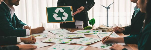 Gruppe von Geschäftsleuten, die über Recycling planen und diskutieren, reduzieren das Symbol der Wiederverwendungspolitik im Besprechungsraum des Büros. Grünes Unternehmen mit umweltfreundlichem Entsorgungsregulierungskonzept. - Foto, Bild