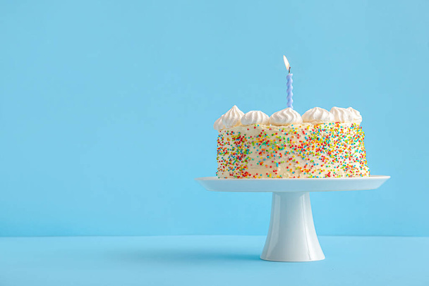 Lezzetli doğum günü pastasıyla mavi arka planda durun. - Fotoğraf, Görsel