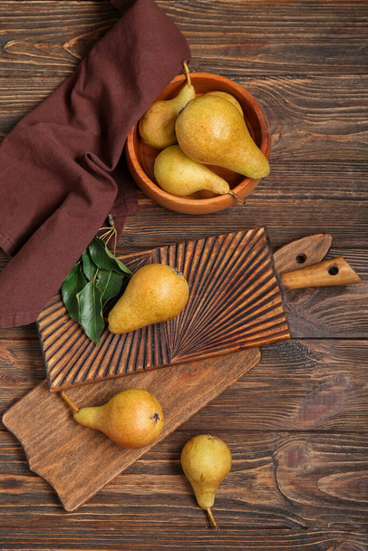 Bowl with ripe pears on wooden background - Photo, Image