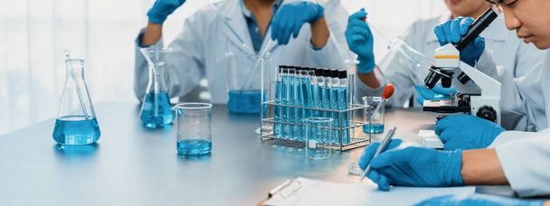 専門科学者のグループは、ワクチン薬や抗生物質の画期的な開発として医療研究室で化学実験や研究を行っています。薬と生化学の研究室。顕教 - 写真・画像