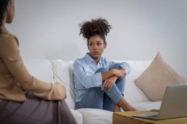 Θλιβερό PTSD γυναίκα ασθενής σε κρίσιμη θεραπεία για την ψυχική υγεία με ψυχολόγο, κατάθλιψη ή θλίψη μετά την αποτυχία της ζωής. Απογοητευμένο τραύμα νεαρή γυναίκα μιλάει σε έναν ψυχολόγο για τα συναισθήματα στην κλινική - Φωτογραφία, εικόνα