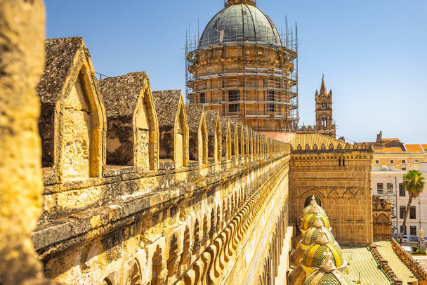 Vue détaillée depuis le toit de la cathédrale de Palerme, un point de repère majeur et une attraction touristique dans la capitale de la Sicile, Italie, Europe. - Photo, image