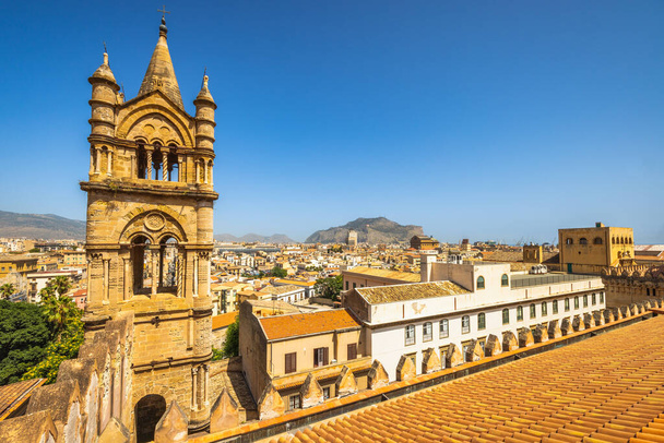 Cathédrale de Palerme, vue sur la tour avec paysage urbain depuis le toit de la cathédrale, un point de repère majeur et attraction touristique dans la capitale de la Sicile, Italie, Europe. - Photo, image