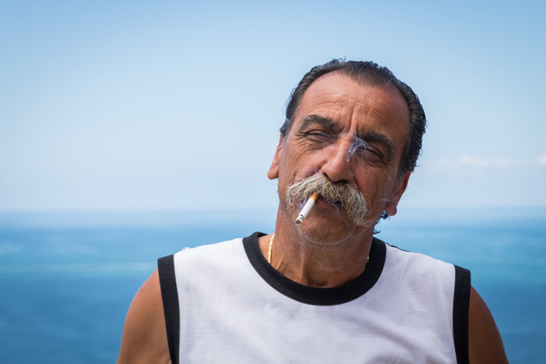 Idős ember állandó tenger közelében - Fotó, kép