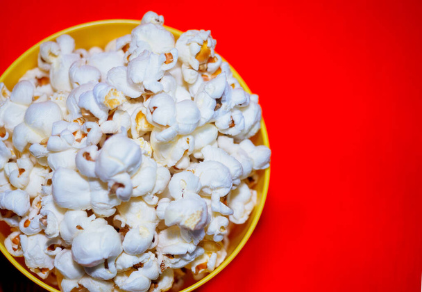 popcorn s kontrastním pozadím ploché makro typu zavřená rovina - Fotografie, Obrázek