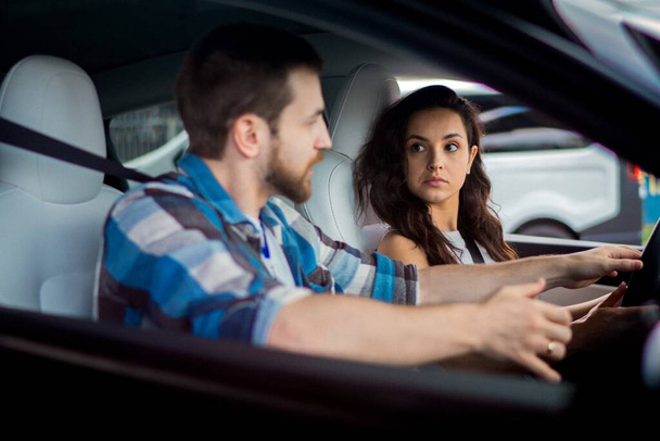 Veselá sebevědomá mladá dáma sedící v autě s instruktorem mužského pohlaví po boku během studia v autoškolě. Řidičský test, kurzy řidičů, zkouška koncepce - Fotografie, Obrázek