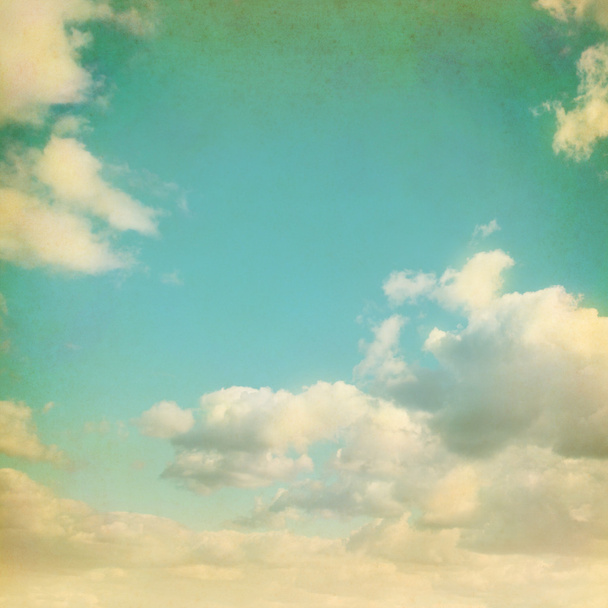 Παλαιόν Ιστορικόν χαρτί με μπλε ουρανό και άσπρα σύννεφα σε στυλ grunge. - Φωτογραφία, εικόνα