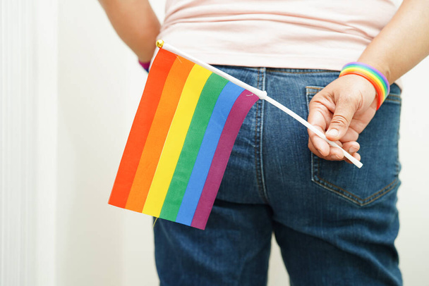 Mulher asiática com bandeira do arco-íris, direitos de símbolo LGBT e igualdade de gênero, mês do orgulho LGBT em junho. - Foto, Imagem