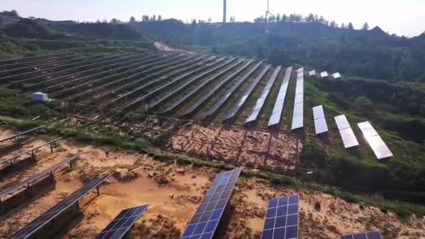 vista aérea de muchos paneles solares en el campo - Imágenes, Vídeo