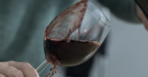 Przypadkowy wypadek osoby podającej wino do szklanki przez pomyłkę, nieodpowiednie nalanie alkoholu - Materiał filmowy, wideo