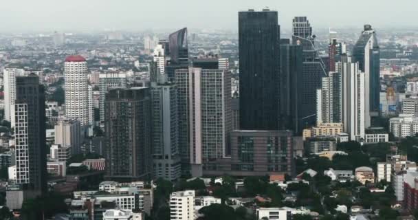 高層ビルを持つ大きな都市のダウンタウンビュー. 活気に満ちた都市ハブで空に向かう高層ビルの静かなシーンであるコンクリートジャングル. 壮大なシティスケープ。 バンコク, タイ - 02 Sep 2023 - 映像、動画