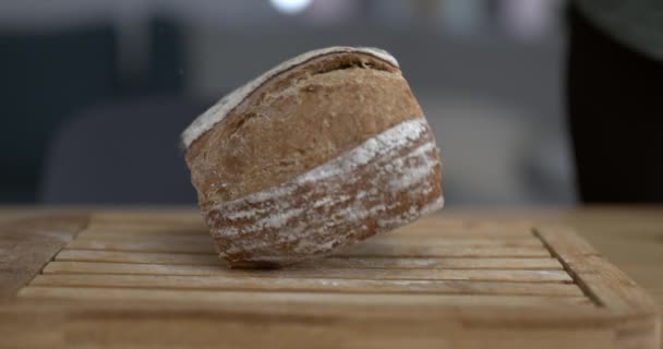 Hagyományos rusztikus kenyér bukása lassított felvételen, nagy sebességű kamerával, liszttel és morzsákkal a levegőben - Felvétel, videó