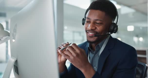 Bilgisayar, çağrı merkezini ara ve mutlu siyahi adam yardım masasında konuşuyor. Teknoloji, müşteri hizmetleri ve satış acentesi danışmanlığı, tele pazarlama iletişimi veya iş bağlantılarına konuşma. - Video, Çekim